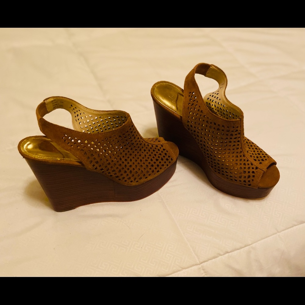 Gorgeous leather Coach wedge; leather sole; like new!